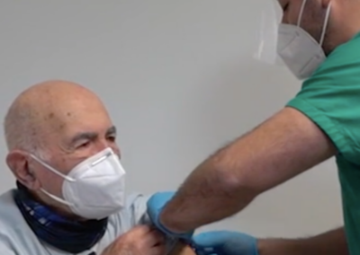 Sami Modiano, sopravvissuto ad Auschwitz, riceve il vaccino anticovid dagli infermieri Nuova Sair